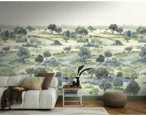 Vliesbehang met mediterraan landschapsmotief in aquarelstijl in een moderne woonkamer met witte bank en houten vloer.