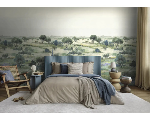 Fotobehang met een geschilderd heuvellandschap en bomen in een modern ingerichte slaapkamer.