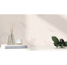 Behang met textuur en subtiele lijnpatronen in een lichte kamer met diffuser, kaars en plant.
