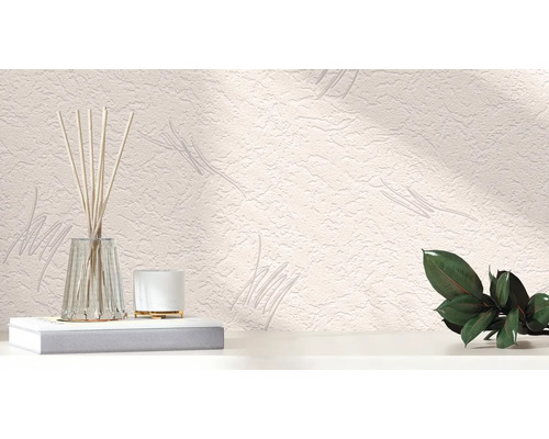 Behang met textuur en subtiele lijnpatronen in een lichte kamer met diffuser, kaars en plant.