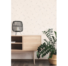Lichte woonkamer met gestructureerd vliesbehang, een dressoir van licht hout, een zwarte tralielamp en een kamerplant.