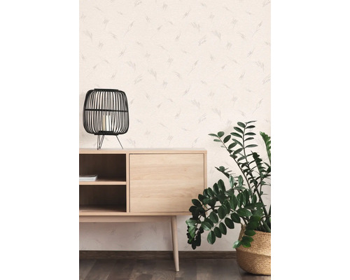 Lichte woonkamer met gestructureerd vliesbehang, een dressoir van licht hout, een zwarte tralielamp en een kamerplant.