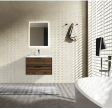 Moderne badkamer met wandhangend wastafelmeubel in houtlook, twee laden, witte wastafel en verlichte LED-spiegel.
