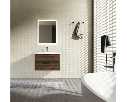 Moderne badkamer met wandhangend wastafelmeubel in houtlook, twee laden, witte wastafel en verlichte LED-spiegel.