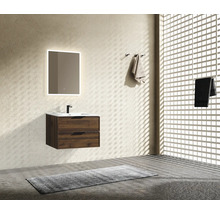 Hangend wastafelmeubel in donker houtlook met twee laden, witte wastafel, zwarte kraan en LED-spiegel.