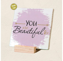 Decoratieve tegel met de tekst You are beautiful, goudfolie-afwerking en een bijbehorende houten standaard.
