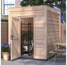 Modern houten tuinhuis met plat dak, open deur, metalen stellingkast en fiets binnenin op een terras.