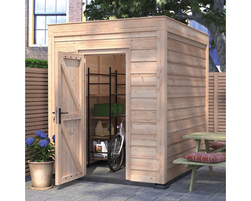 Modern houten tuinhuis met plat dak, open deur, metalen stellingkast en fiets binnenin op een terras.