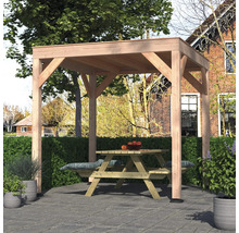 Pergola van licht hout op een grijs stenen terras in de tuin, met een houten picknicktafel eronder.