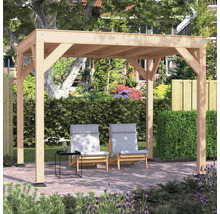 Houten pergola met plat dak in een tuin op een terras met klinkers, twee ligstoelen en een bijzettafeltje voor een heg.