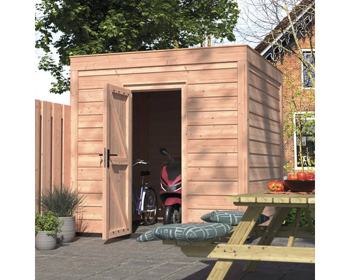Modern houten tuinhuis met plat dak en open deur, opbergruimte voor fiets en scooter, op een verharde ondergrond in een lichte tuin.