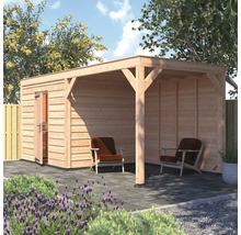 Modern houten tuinhuis met overkapping, plat dak en loungegedeelte op een betegeld terras in de tuin.