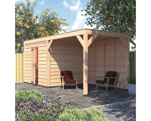 Modern houten tuinhuis met overkapping, plat dak en loungegedeelte op een betegeld terras in de tuin.