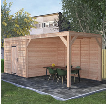 Houten tuinhuis met overkapping, plat dak en afsluitbare bergruimte op een bestraat terras in de tuin.