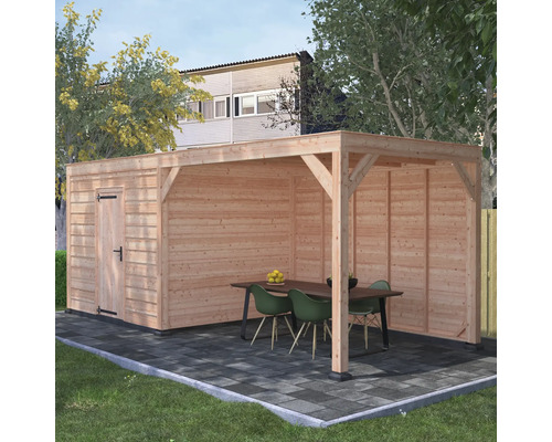 Houten tuinhuis met overkapping, plat dak en afsluitbare bergruimte op een bestraat terras in de tuin.