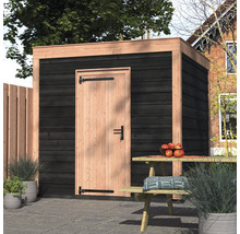 Modern houten tuinhuis met plat dak en een enkele deur in een georganiseerde tuin met zitgelegenheid en planten.