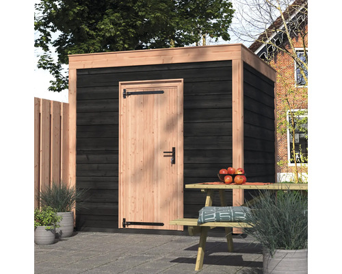 Modern houten tuinhuis met plat dak en een enkele deur in een georganiseerde tuin met zitgelegenheid en planten.