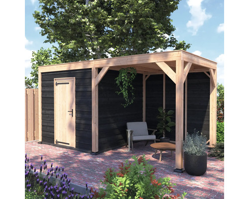 Houten tuinhuis met lessenaarsdak, zwarte gevel en aangebouwde overkapping. Inclusief naturel houten deur en geïntegreerde zithoek.