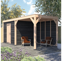 Modern houten tuinhuis met overkapping, zwarte wanden en naturel houten frame op een betegeld terras met stoelen.