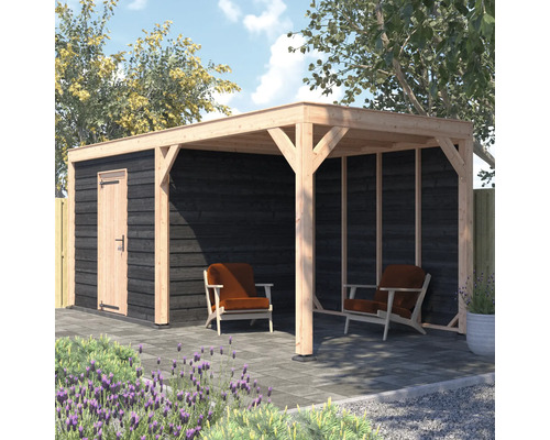 Modern houten tuinhuis met overkapping, zwarte wanden en naturel houten frame op een betegeld terras met stoelen.