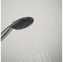 Handdouche in gebruik met stromend water uit de sproeimonden.