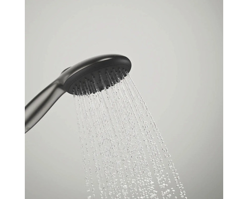Handdouche in gebruik met stromend water uit de sproeimonden.