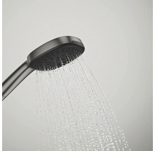 Donkergrijze handdouche in gebruik met een gelijkmatige waterstraal.