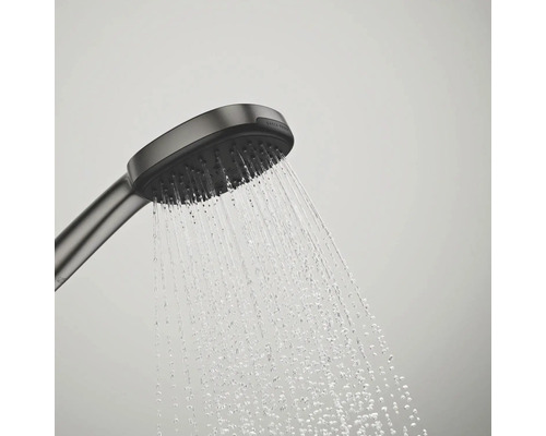 Donkergrijze handdouche in gebruik met een gelijkmatige waterstraal.