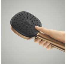 Handdouche met vierkante douchekop, vastgehouden door een hand.