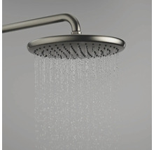 Ronde regendouche van roestvrij staal met stromend water.