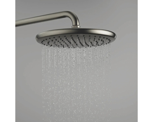 Ronde regendouche van roestvrij staal met stromend water.