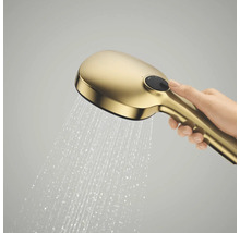 Moderne handdouche in goud met omschakelbare waterstraal, vastgehouden door een hand.