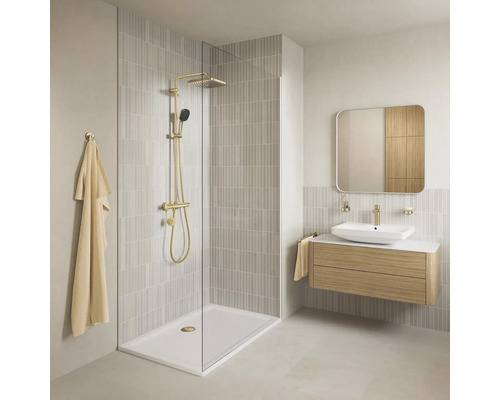 Moderne badkamer met inloopdouche, douchesysteem in messinglook, houten wastafelmeubel met opbouwkom en spiegel.