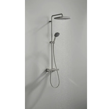 Metalen douchesysteem met vierkante regendouche, handdouche en thermostaatkraan, met stromend water.
