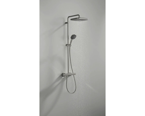 Metalen douchesysteem met vierkante regendouche, handdouche en thermostaatkraan, met stromend water.