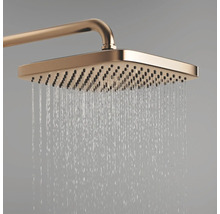 Rechthoekige regendouche in koperlook met stromend water uit de sproeiers.