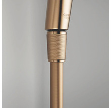 Close-up van een doucheslangaansluiting met gekartelde huls en Grohe Logo.