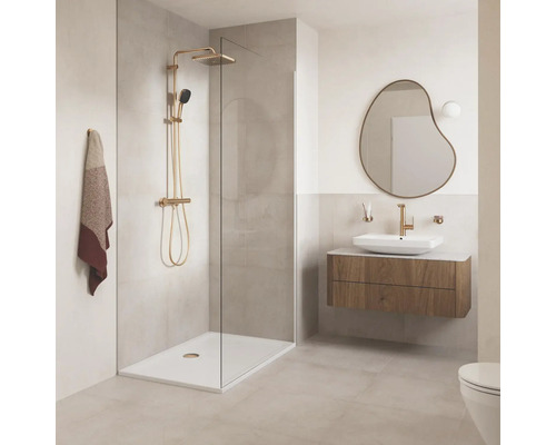 Moderne badkamer met inloopdouche, gouden douchekraan, houten wastafelmeubel en asymmetrische spiegel.