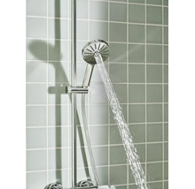 Handdouche op een glijstang met stromend water tegen een betegelde wand.