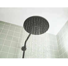 Ronde hoofddouche regendouche met stromend water in de badkamer.