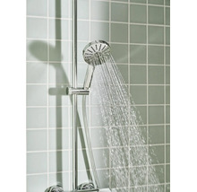 Handdouche op een douchestang met stromend water voor een betegelde muur.