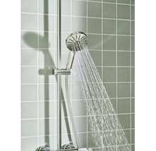 Handdouche aan een douchestang met stromende waterstraal.