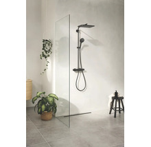 Moderne badkamer met een inloopdouchewand van glas, zwart douchesysteem met regendouche en grijze vloertegels.