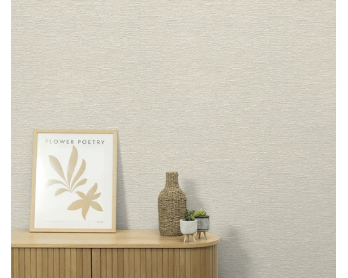 Gestructureerd behang in een interieur met een houten dressoir, een ingelijste afbeelding en kleine decoraties.