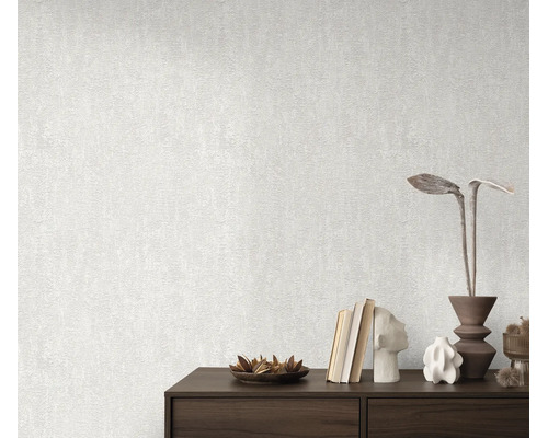 Gestructureerd behang met subtiele stucoptiek in een woonruimte op een dressoir met decoratieartikelen