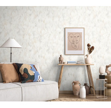 Woonkamer met modern vliesbehang met zacht bladpatroon en inrichting in boho stijl met console en decoratieve objecten