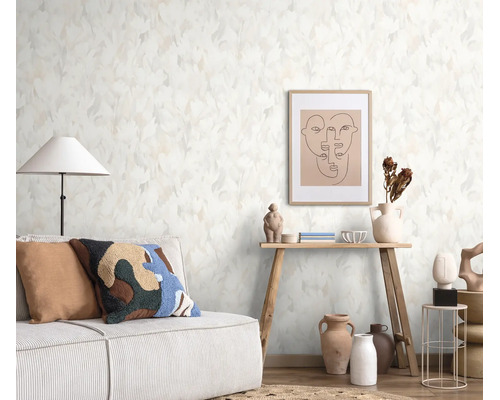 Woonkamer met modern vliesbehang met zacht bladpatroon en inrichting in boho stijl met console en decoratieve objecten