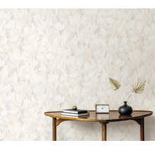 Woonkamer met vliesbehang met floraal aquarelpatroon, gecombineerd met een houten sidetable en decoratieve accessoires.