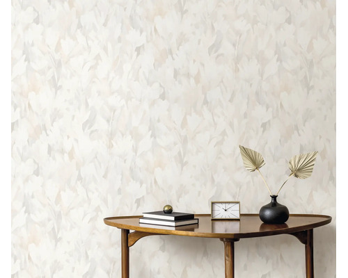 Woonkamer met vliesbehang met floraal aquarelpatroon, gecombineerd met een houten sidetable en decoratieve accessoires.