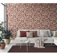 Woonkamer met vliesbehang met bloemenpatroon, lichte bank met sierkussens, kleine bijzettafel en plant voor een muur met patroon.